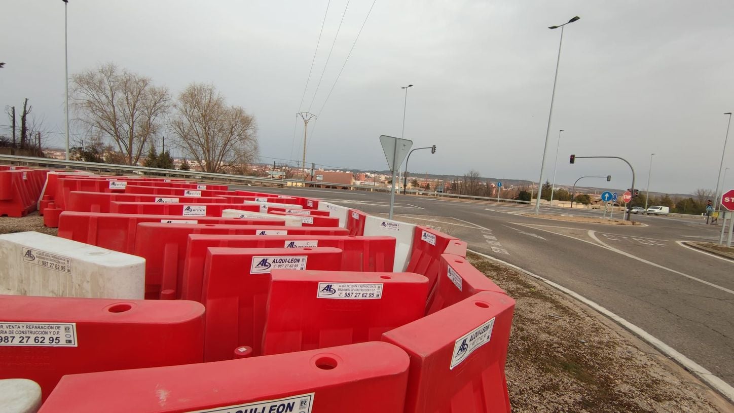 La ejecución de las obras, cuyo inicio es inminente, deberá realizarse en cuatro meses y el resultado final será una rotonda con un radio mínimo interior de 10 metros con dos carriles de circulación y cinco salidas con el fin de calmar el tráfico en ese punto. 