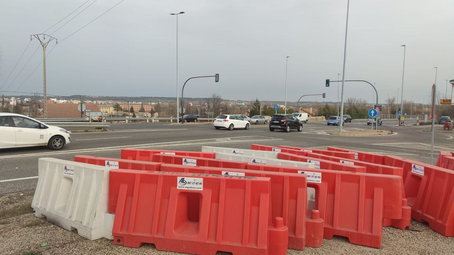 La ejecución de las obras, cuyo inicio es inminente, deberá realizarse en cuatro meses y el resultado final será una rotonda con un radio mínimo interior de 10 metros con dos carriles de circulación y cinco salidas con el fin de calmar el tráfico en ese punto. 