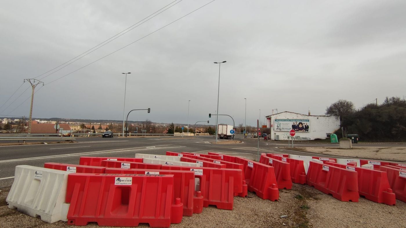 La ejecución de las obras, cuyo inicio es inminente, deberá realizarse en cuatro meses y el resultado final será una rotonda con un radio mínimo interior de 10 metros con dos carriles de circulación y cinco salidas con el fin de calmar el tráfico en ese punto. 