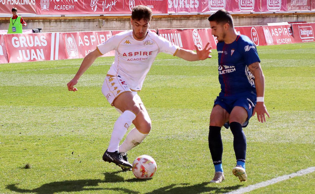 Percan reliza un recorte frente a un jugador del Algeciras el pasado domingo en el Reino de León. 