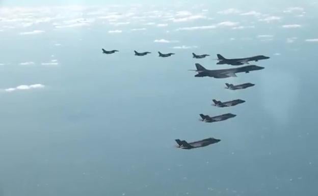 Formación aérea durante los ejercicios tácticos conjuntos realizados por Seúl. 