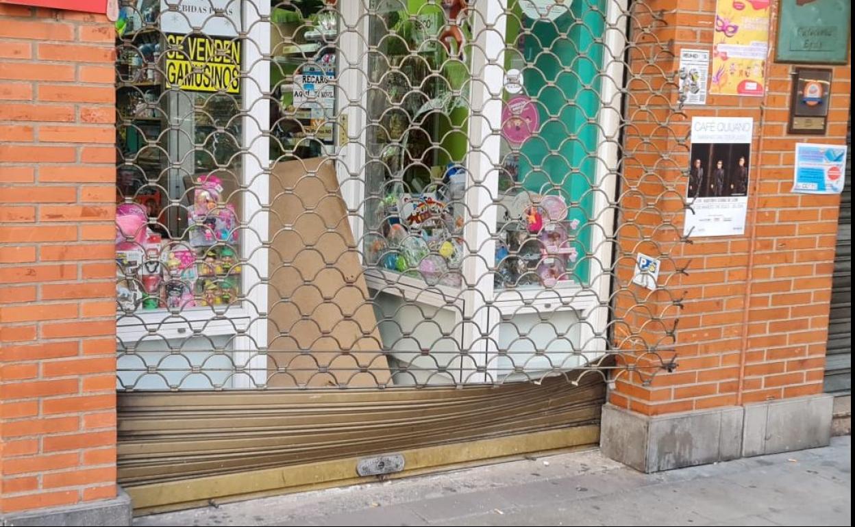 Imagen del Kiosco Renueva, en Reyes Leoneses, con la persiana de seguridad fracturada por los ladrones. 