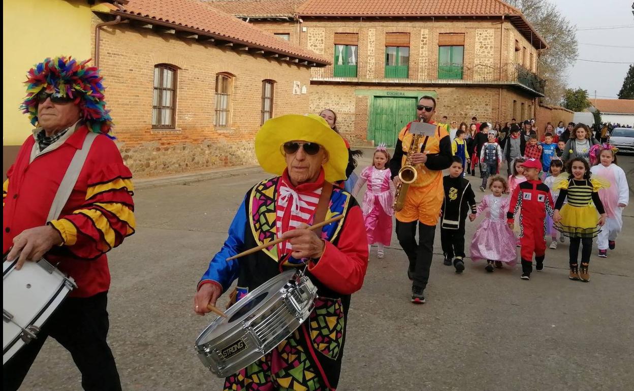 El lunes de carnaval llena de color e ilusión Santa marina del Rey.