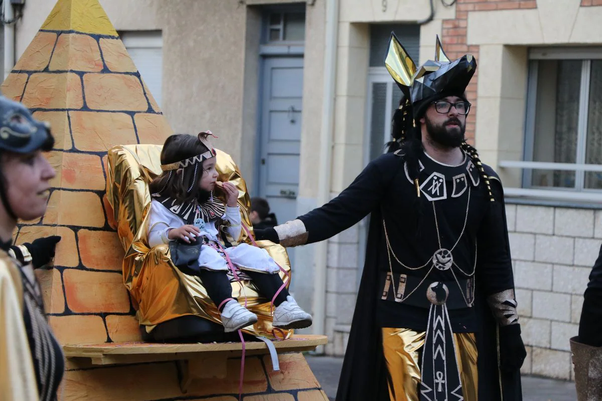 La Bañeza despide el Carnaval con su tradicional desfile que ha congregado a cientos de personas en torno a los disfraces más originales de la provincia.