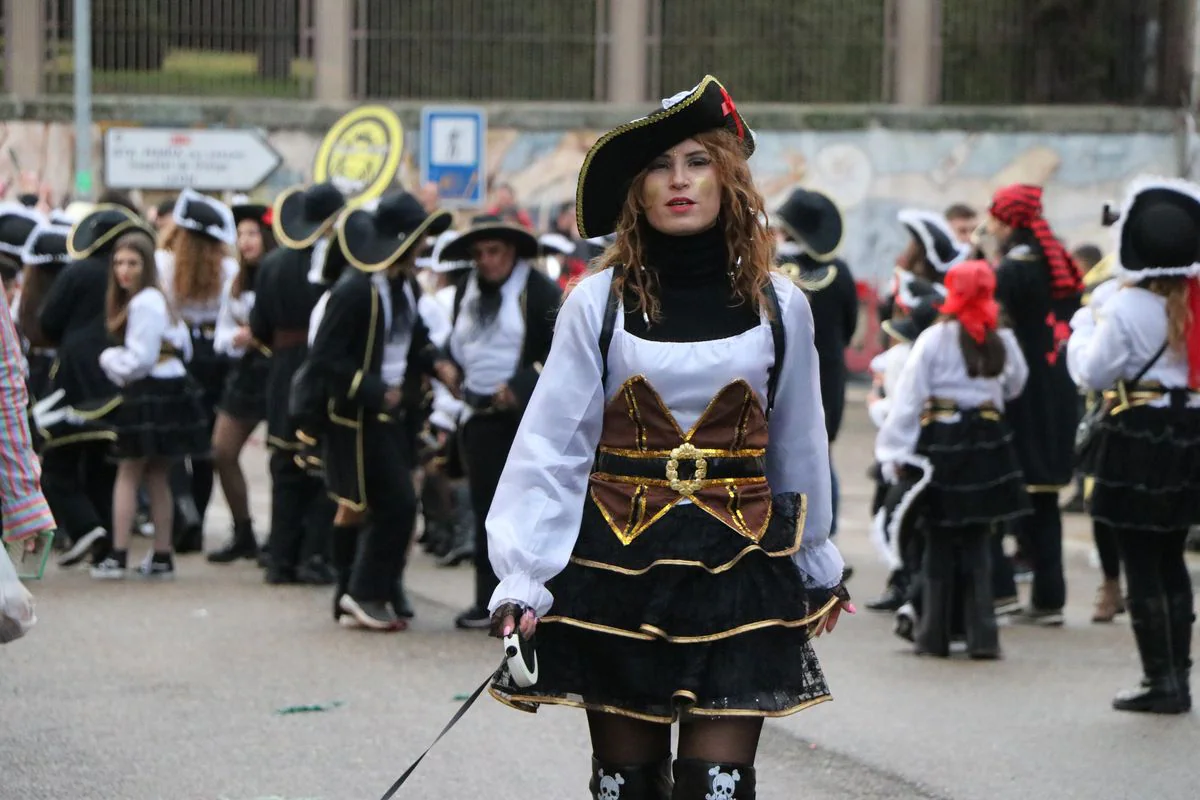 La Bañeza despide el Carnaval con su tradicional desfile que ha congregado a cientos de personas en torno a los disfraces más originales de la provincia.