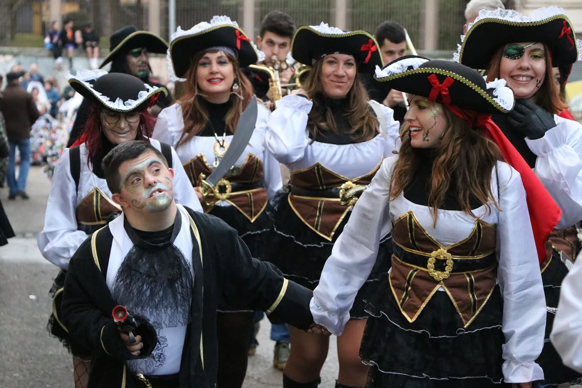 La Bañeza despide el Carnaval con su tradicional desfile que ha congregado a cientos de personas en torno a los disfraces más originales de la provincia.