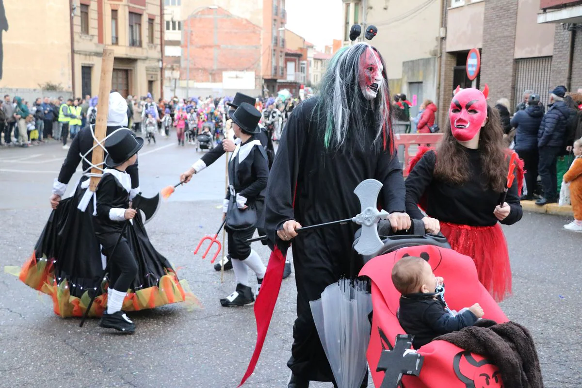 La Bañeza despide el Carnaval con su tradicional desfile que ha congregado a cientos de personas en torno a los disfraces más originales de la provincia.