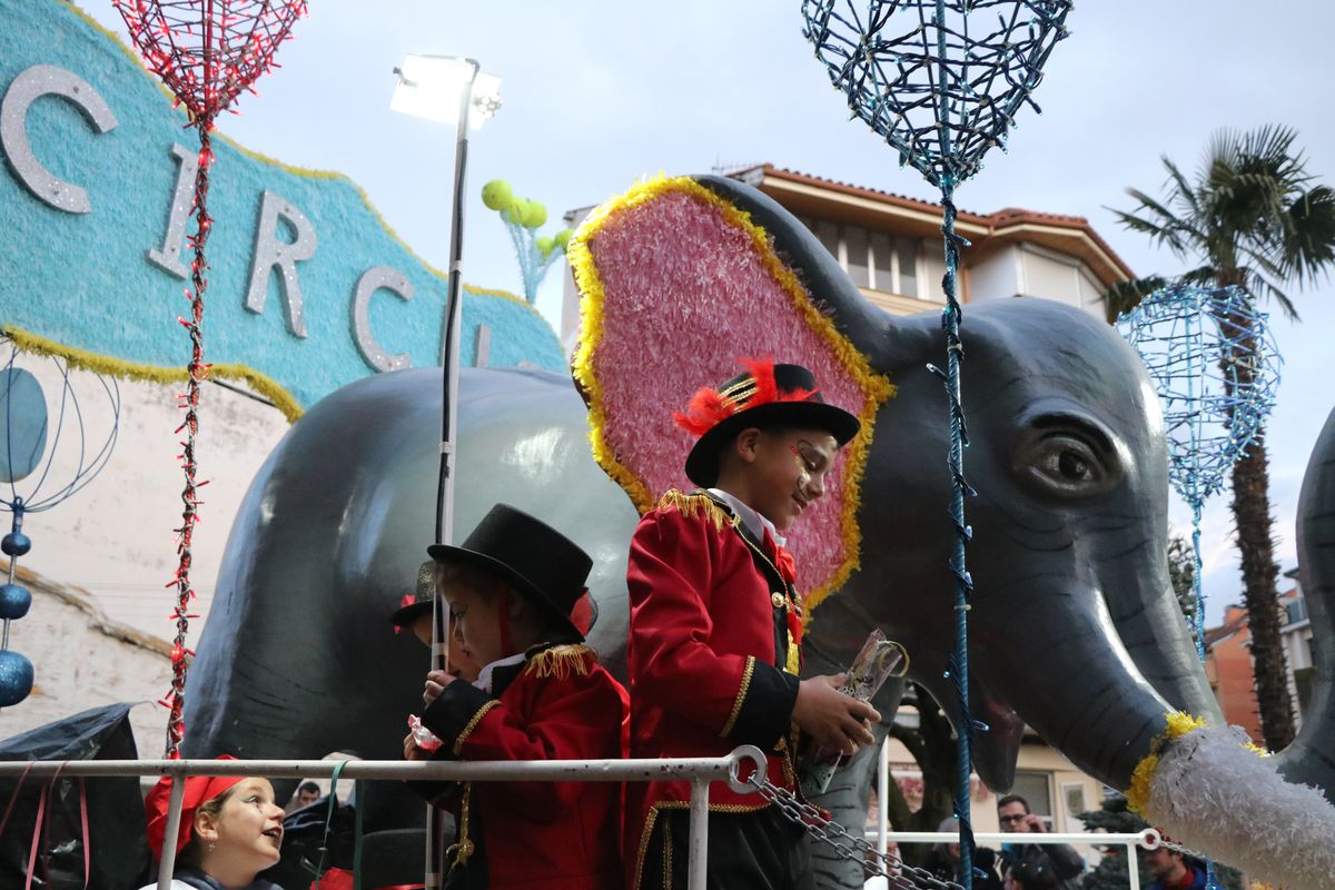 La Bañeza despide el Carnaval con su tradicional desfile que ha congregado a cientos de personas en torno a los disfraces más originales de la provincia.