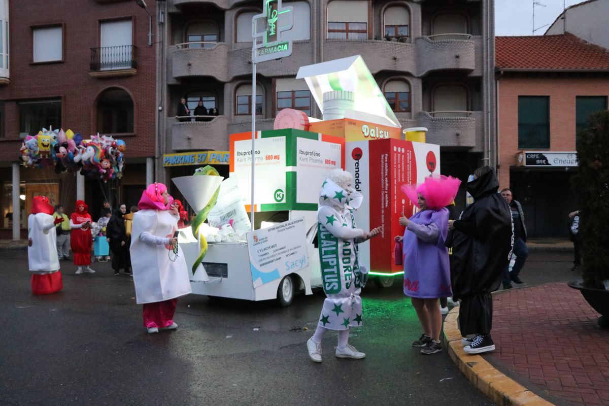 La Bañeza despide el Carnaval con su tradicional desfile que ha congregado a cientos de personas en torno a los disfraces más originales de la provincia.