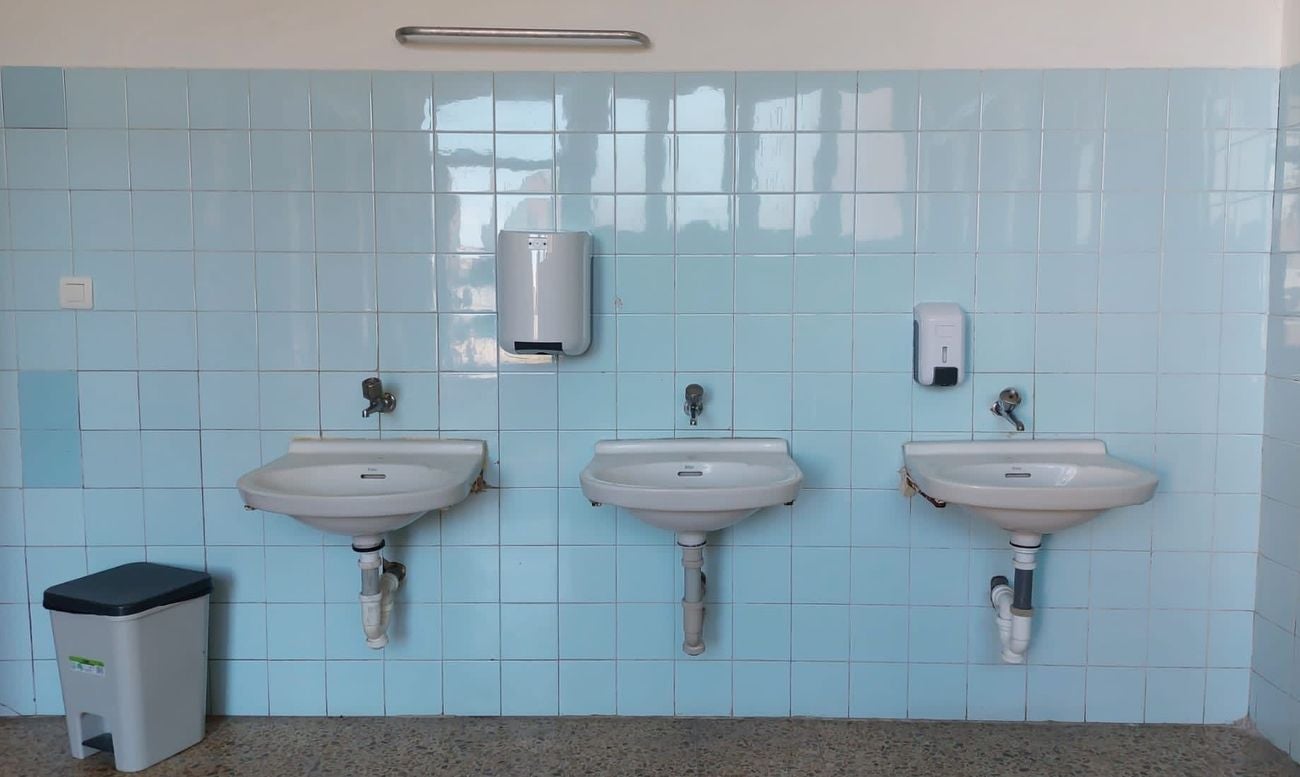 Padres y madres del colegio Teodoro Martínez Gadañón exigen mejoras en el centro educativo. Denuncian que el edificio cumple medio siglo de vida y algunas de aus instalaciones no han sido reformadas desde entonces. 