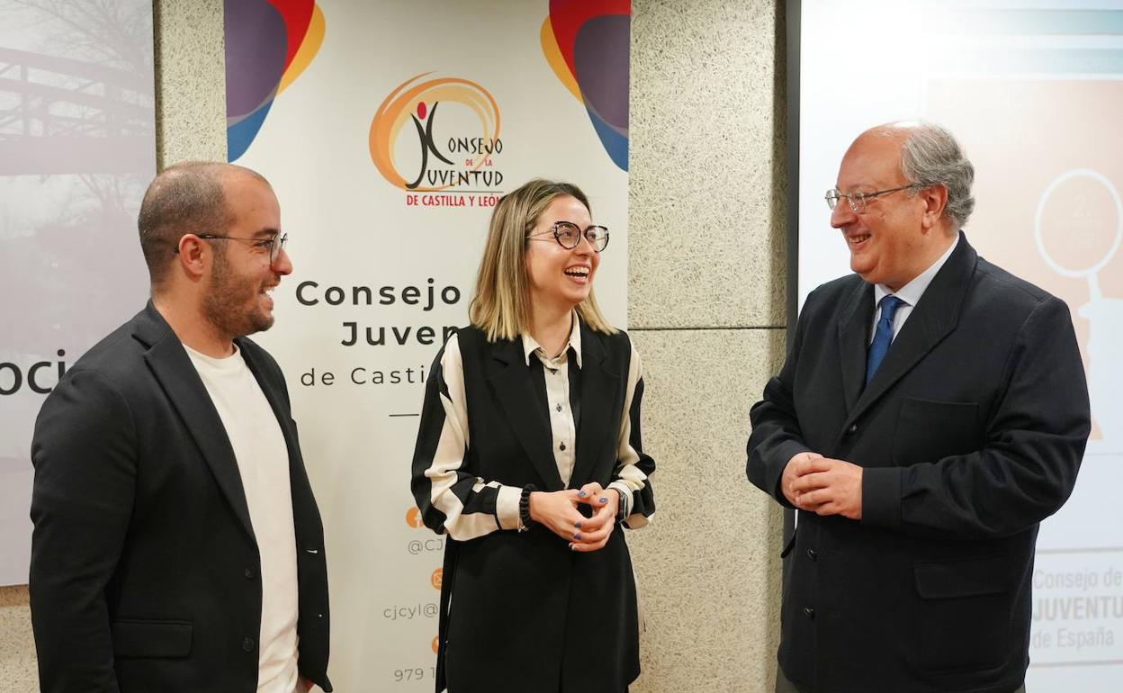 El presidente del CES, Enrique Cabero, conversa con el vicepresidente del Consejo de la Juventud de España, Juan Antonio Báez, y con la presidenta del Consejo en Castilla y León, Sandra Ámez, antes de presentar los datos del Observatorio de Emancipación correspondientes al segundo semestre de 2021.