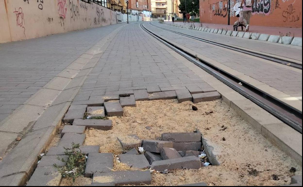 Imagen del estado actual de la plataforma de integración de Feve en León capital, finalizada pero sin paso de trenes. 