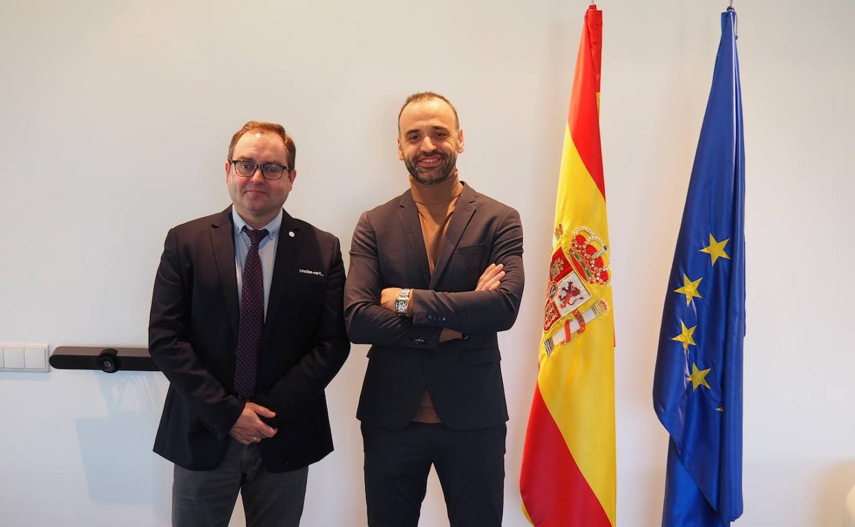 El director general del Instituto Nacional de Ciberseguridad (INCIBE), Félix Barrio, y el decano del Colegio Profesional de Periodistas de Castilla y León, Pedro Lechuga.