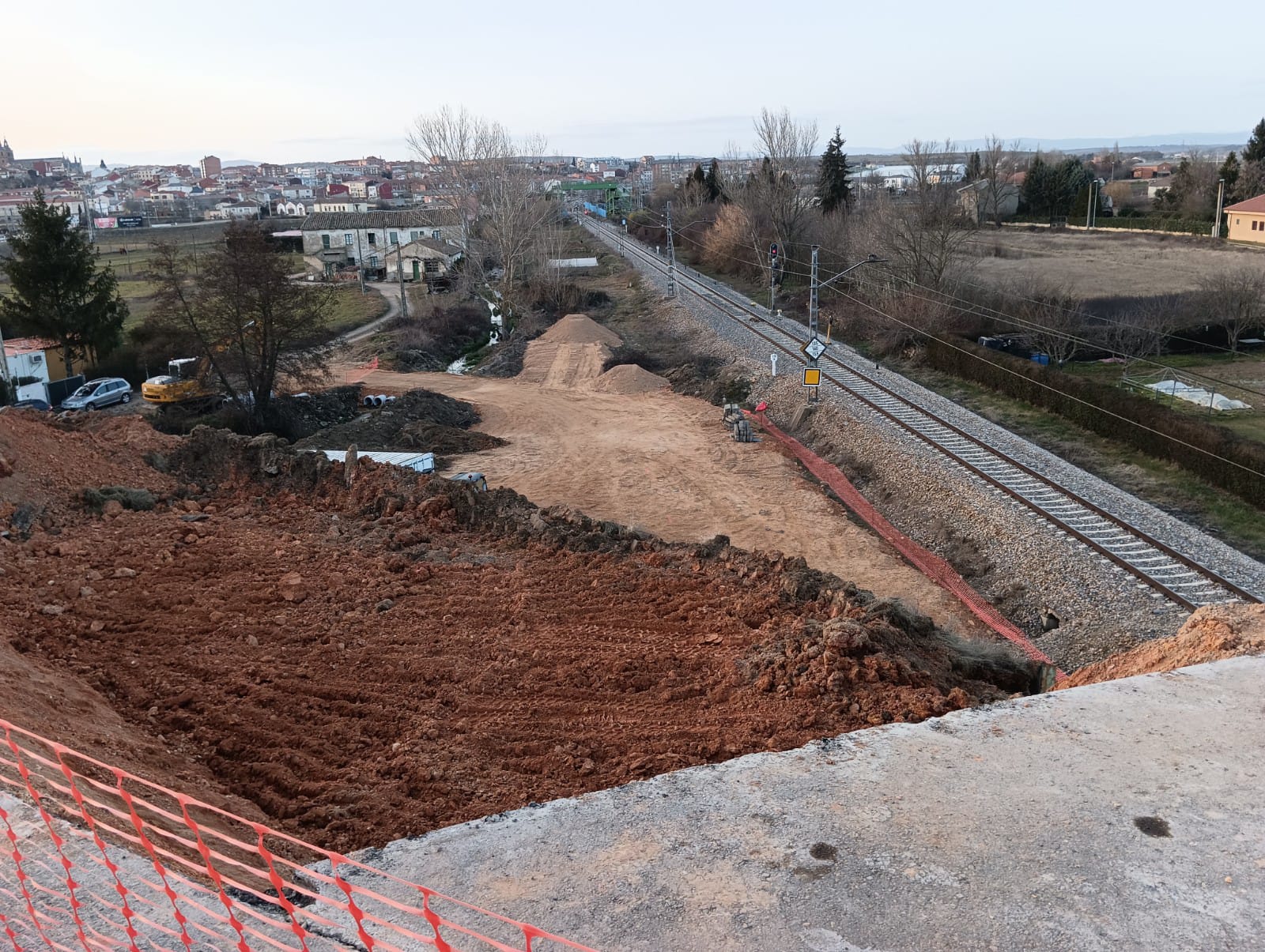 Los trabajos han comenzado con la retirada de parte del asfalto así como movimientos de tierra que se compactará para construir un muro de contención. 