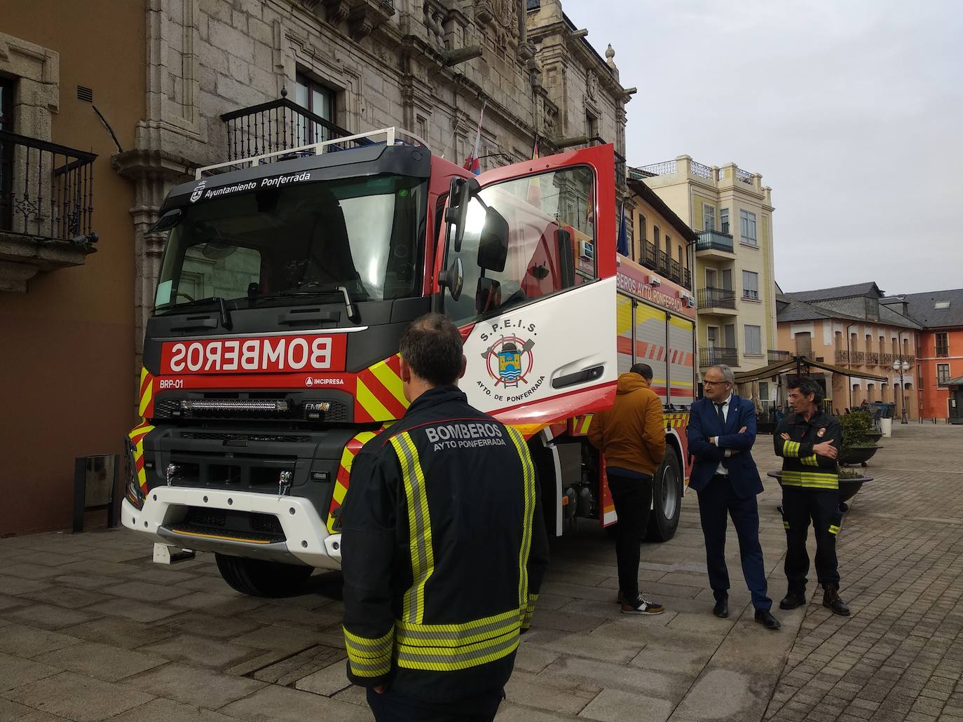 Presentación del nuevo camión de Bomberos de Ponferrada.