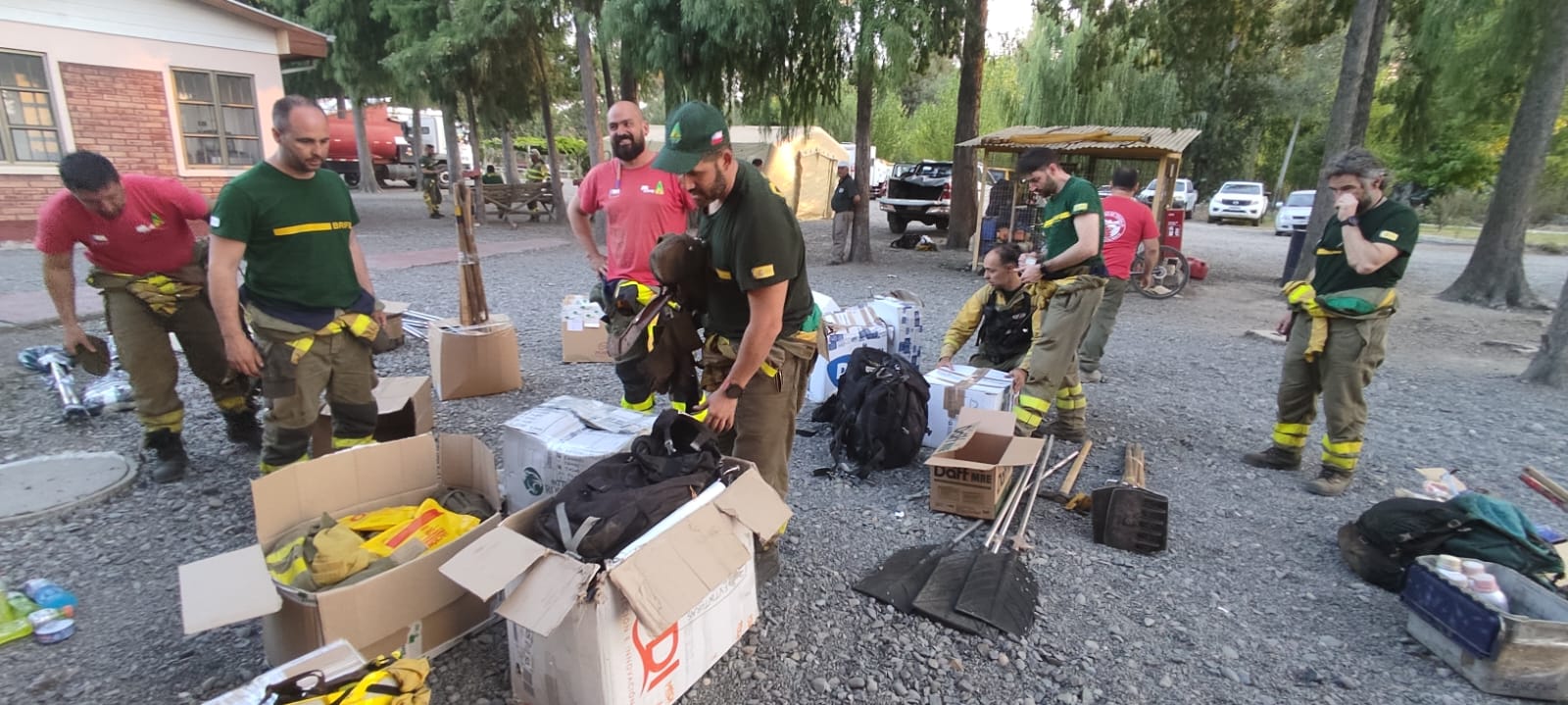 Seis bomberos forestales de la BRIF de Tabuyo partieron hace 12 días para combatir el incendio en Chile. Allí han luchado contra los diferentes focos de un incendio histórico. De regreso a España remarcan la importancia de una experiencia «inolvidable». 