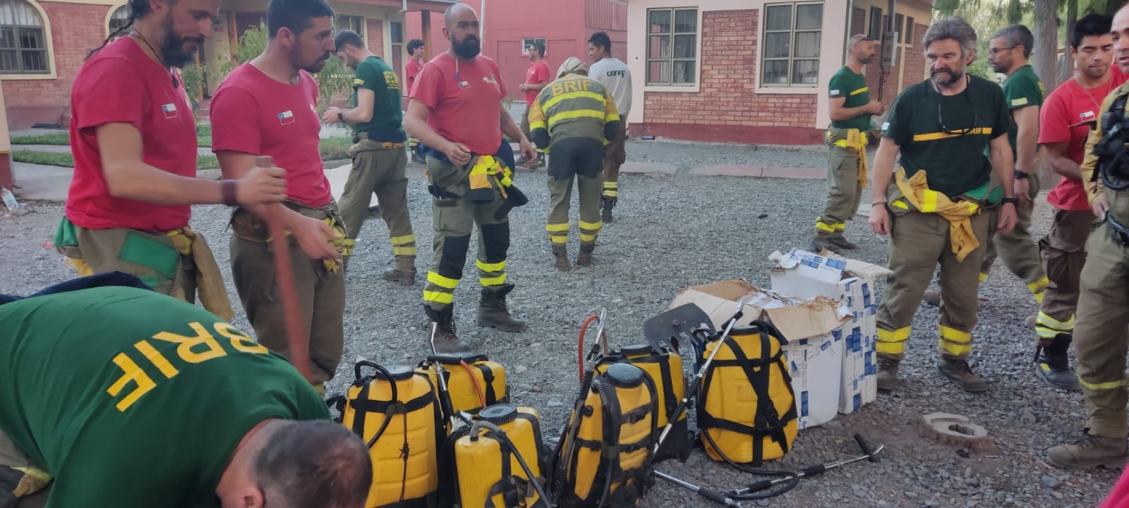 Seis bomberos forestales de la BRIF de Tabuyo partieron hace 12 días para combatir el incendio en Chile. Allí han luchado contra los diferentes focos de un incendio histórico. De regreso a España remarcan la importancia de una experiencia «inolvidable». 