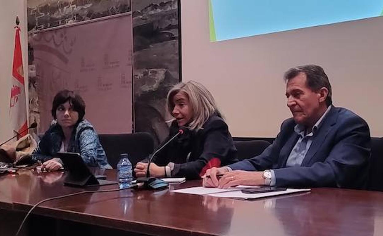 La directora general de Producción Agrícola y Ganadera de la Junta de Castilla y León, Teresa Rodríguez, el jefe del servicio territorial de Agricultura, Ganadería y Desarrollo Rural, Fidentino Reyero y la jefa de servicio de Sanidad Animal, Anna Grau,