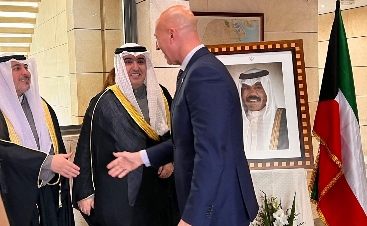 José Antonio Diez durante el encuentro mantenido en el Día nacional de Kuwait. 