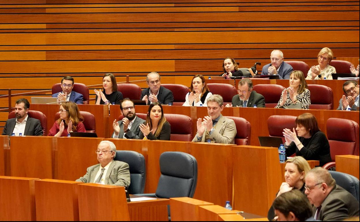 Uno tras otro de los parlamentarios que subieron a la tribuna para fijar posición en las iniciativas de los grupos debatidas en el hemiciclo colaboran «la falta de lealtad» del Grupo Socialista