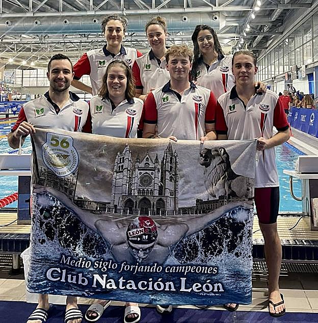 El equipo de CN león posa en el Campeonato de España celebrado en Castellón. 