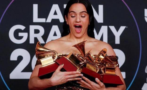 Rosalía, con cinco premios Grammy.