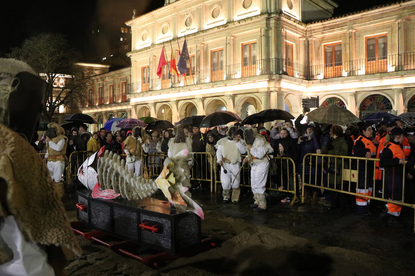 La triste cita final con doña Sardina inunda de dolor y pena a los leoneses, que lloran el fin del Carnaval.
