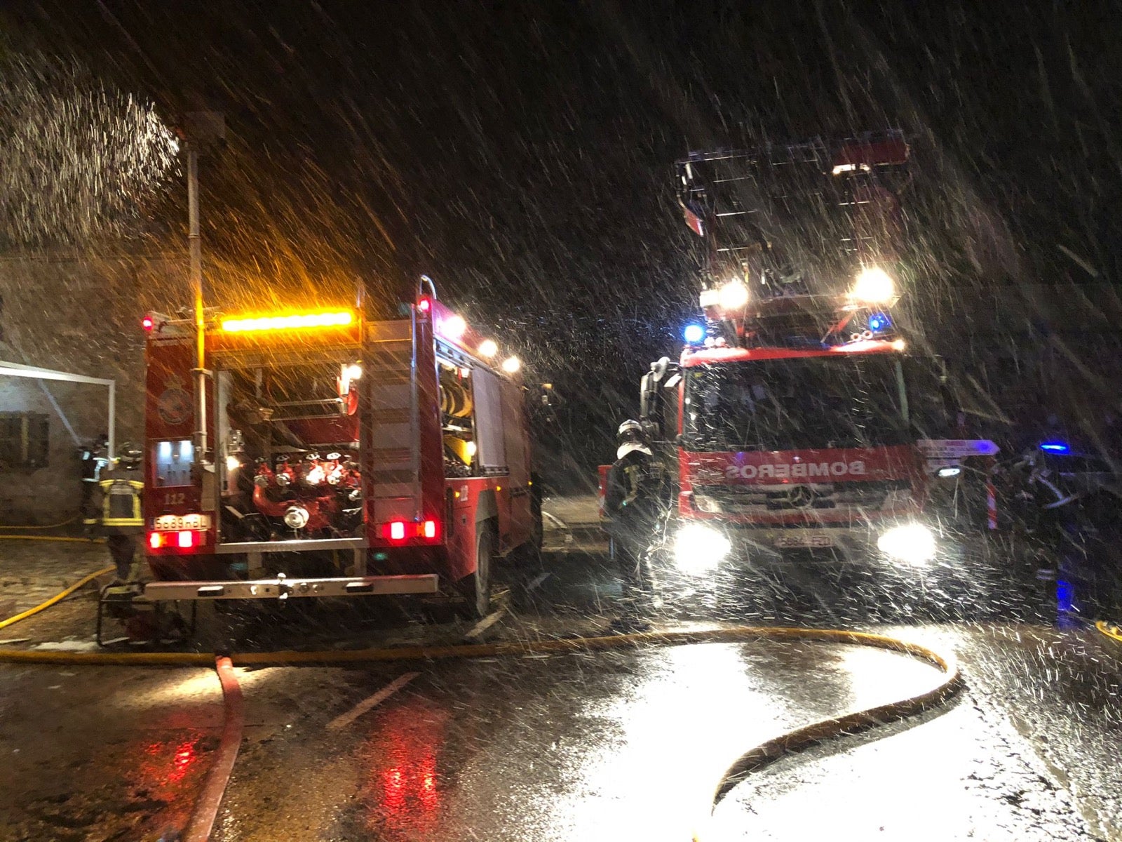 Efectivos de bomberos trabajan en la extinción de un fuego en Cabrillanes. 