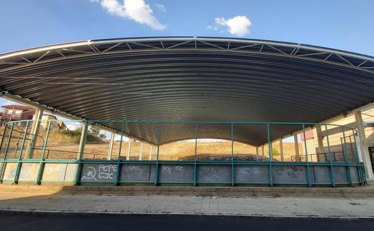 Estado en el que se encuentra la pista de hockey de San Esteban. 