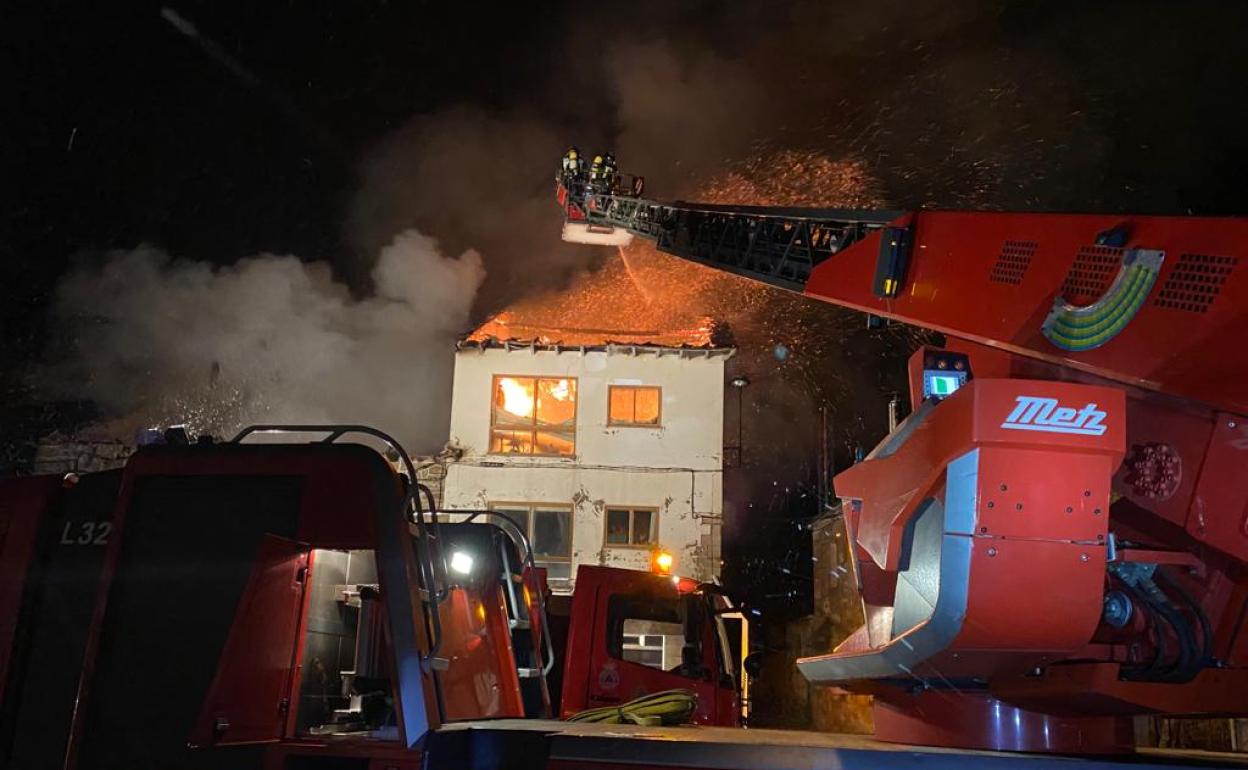 Efectivos de bomberos trabajan en la extinción del fuego. 