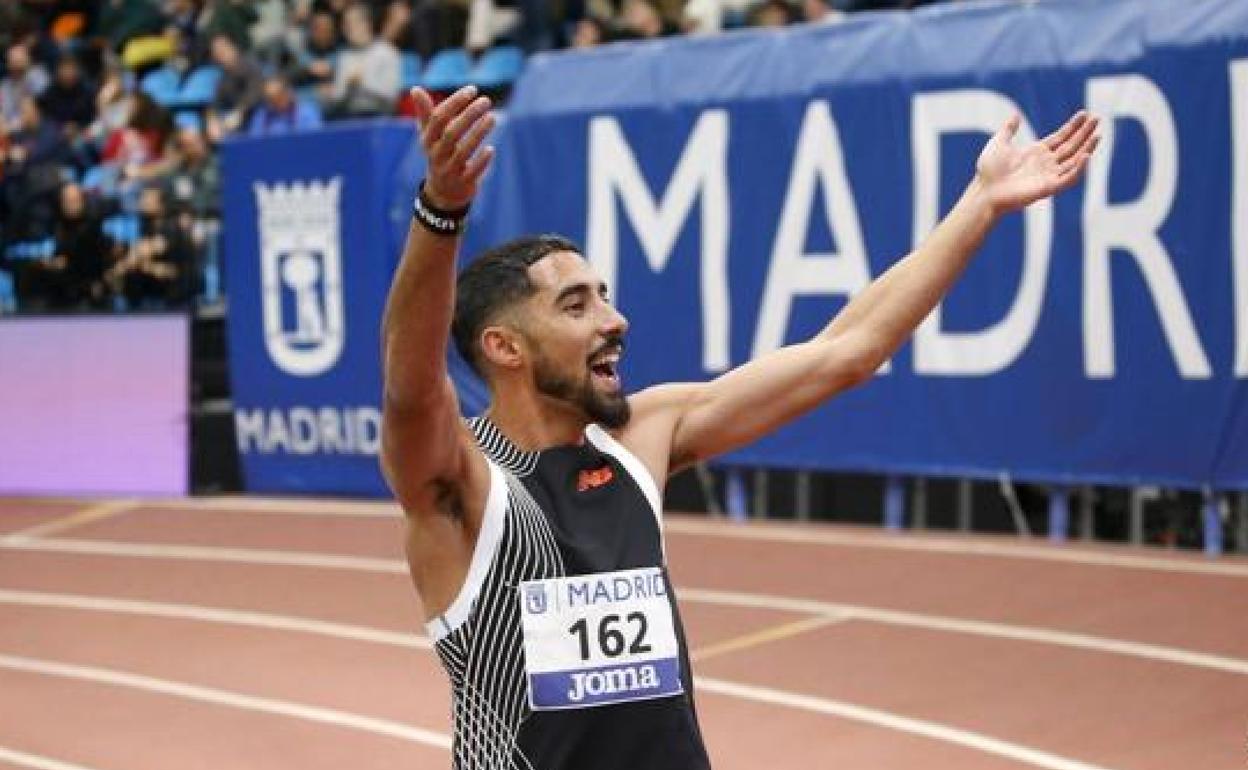Saúl Ordóñez celebra su victoria y plusmarca en Madrid.
