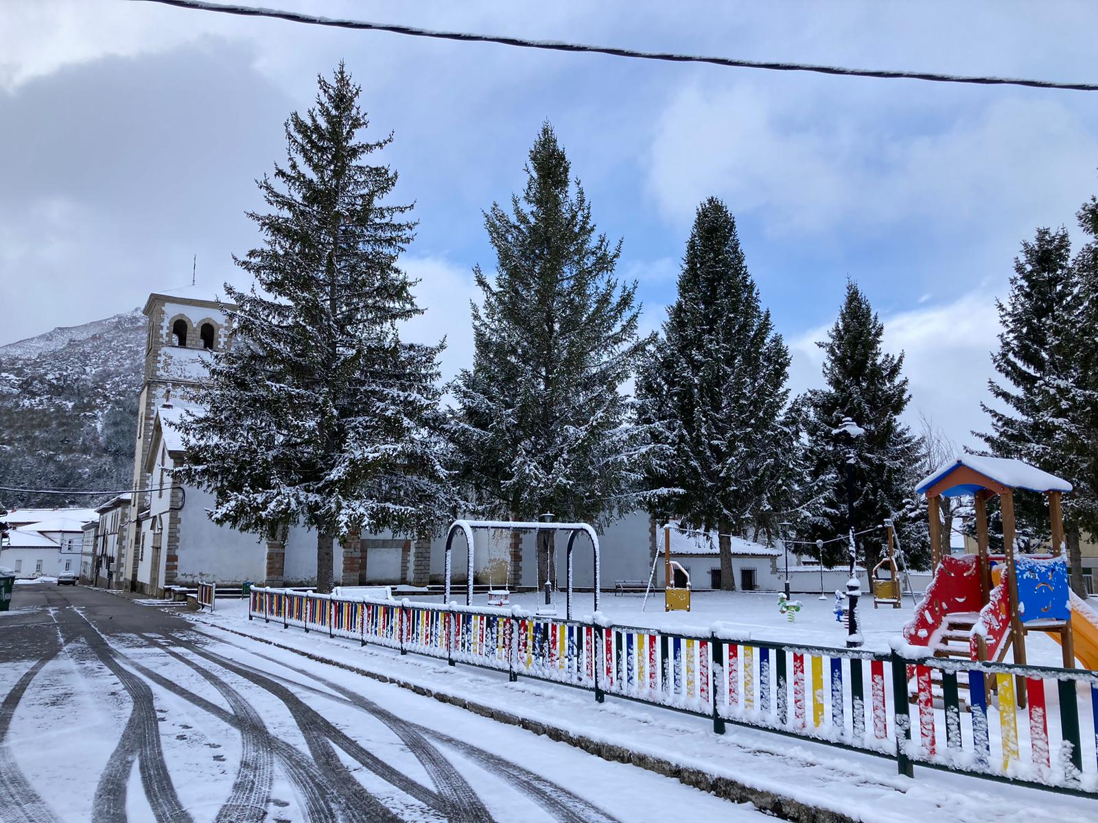 Las provincias de Burgos, Palencia, Soria, Valladolid, Segovia y Zamora; además de zonas de meseta y montaña de Salamanca y Ávila, la cordillera cantábrica de León y la comarca de El Bierzo tienen activo este jueves -desde la medianoche- avisos por nevadas, que serán de riesgo importante en el norte de las provincias burgalesa y soriana. Los avisos se encuentran activos desde la medianoche de este jueves y se mantendrán al menos hasta última hora de la jornada. En las imágenes, diferentes puntos de la provincia bajo la nieve.