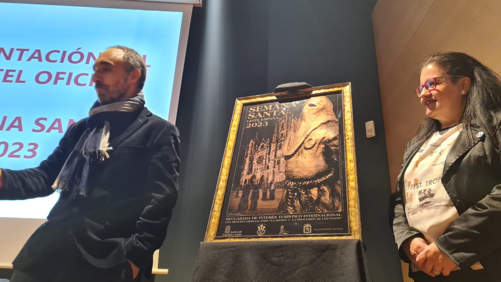 La Semana Santa de León ya tiene cartel anunciador para este 2023, obra del artista Carlos Álvarez Cuenllas, en el que «muchas técnicas» parten «del barro, de lo terrenal; a lo espiritual»