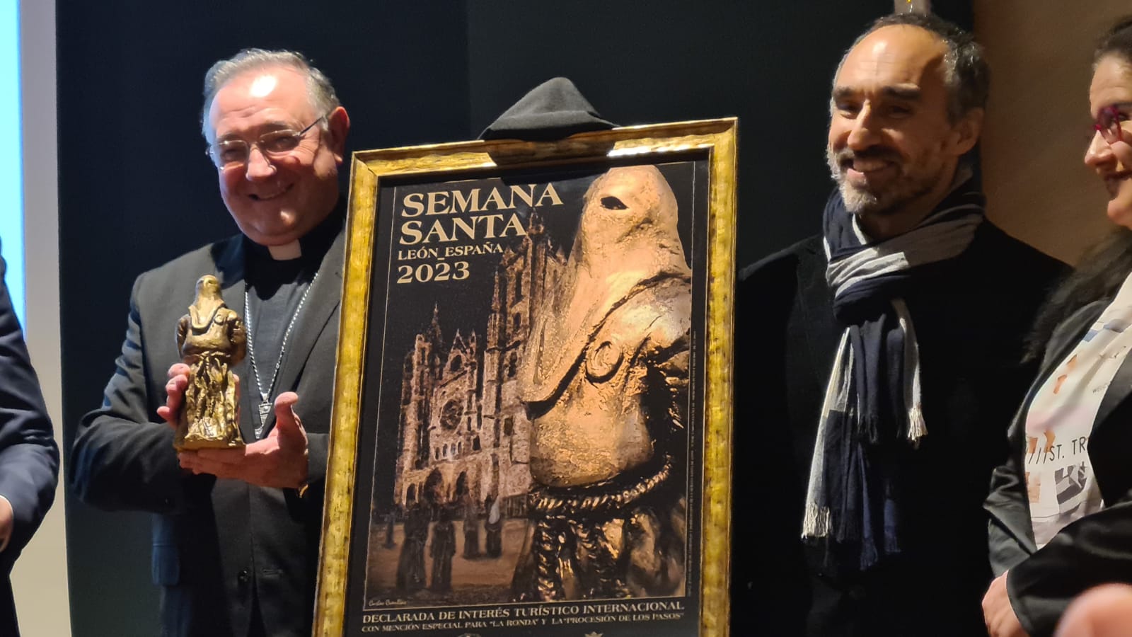 La Semana Santa de León ya tiene cartel anunciador para este 2023, obra del artista Carlos Álvarez Cuenllas, en el que «muchas técnicas» parten «del barro, de lo terrenal; a lo espiritual»