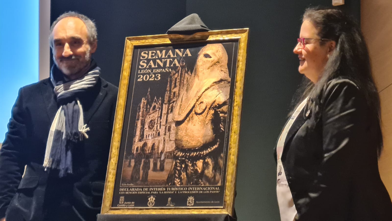 La Semana Santa de León ya tiene cartel anunciador para este 2023, obra del artista Carlos Álvarez Cuenllas, en el que «muchas técnicas» parten «del barro, de lo terrenal; a lo espiritual»