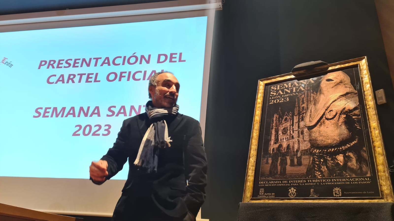 La Semana Santa de León ya tiene cartel anunciador para este 2023, obra del artista Carlos Álvarez Cuenllas, en el que «muchas técnicas» parten «del barro, de lo terrenal; a lo espiritual»