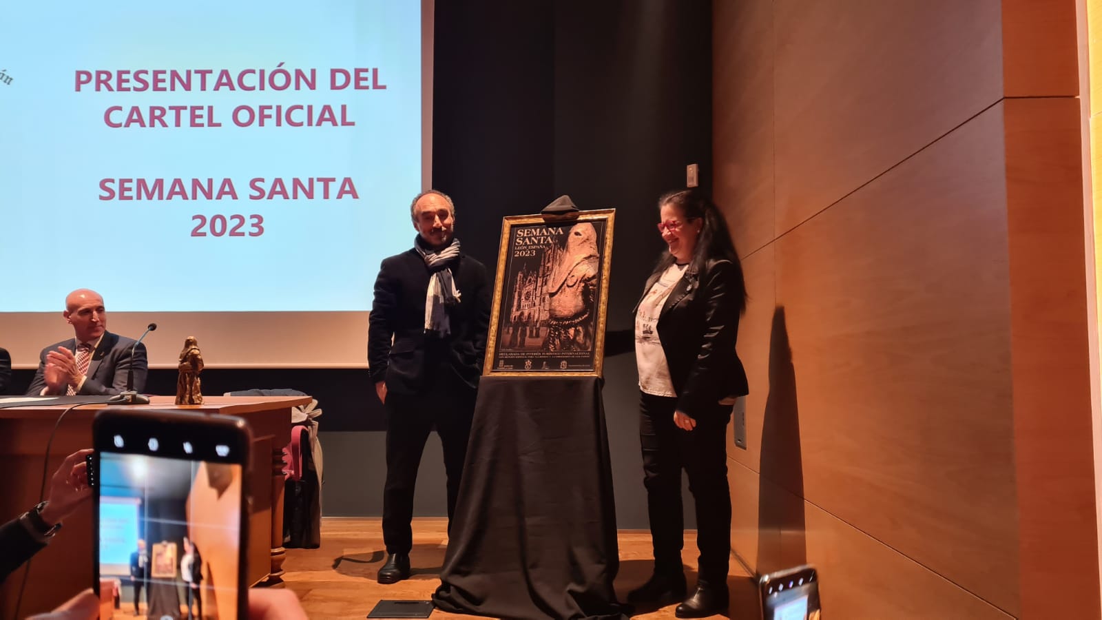 La Semana Santa de León ya tiene cartel anunciador para este 2023, obra del artista Carlos Álvarez Cuenllas, en el que «muchas técnicas» parten «del barro, de lo terrenal; a lo espiritual»