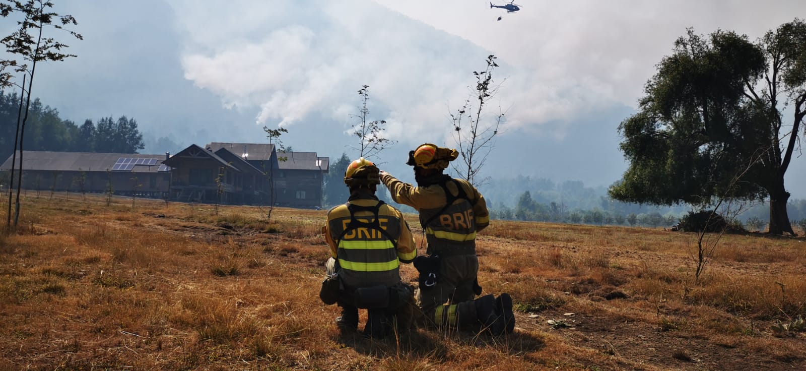 Seis bomberos forestales de la BRIF de Tabuyo partieron hace 12 días para combatir el incendio en Chile. Allí han luchado contra los diferentes focos de un incendio histórico. De regreso a España remarcan la importancia de una experiencia «inolvidable». 