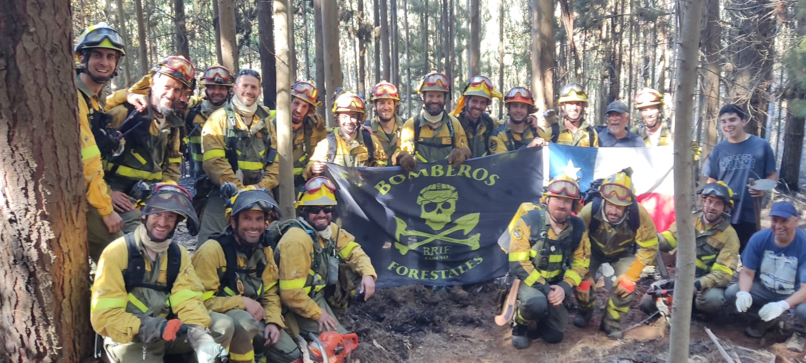 Seis bomberos forestales de la BRIF de Tabuyo partieron hace 12 días para combatir el incendio en Chile. Allí han luchado contra los diferentes focos de un incendio histórico. De regreso a España remarcan la importancia de una experiencia «inolvidable». 