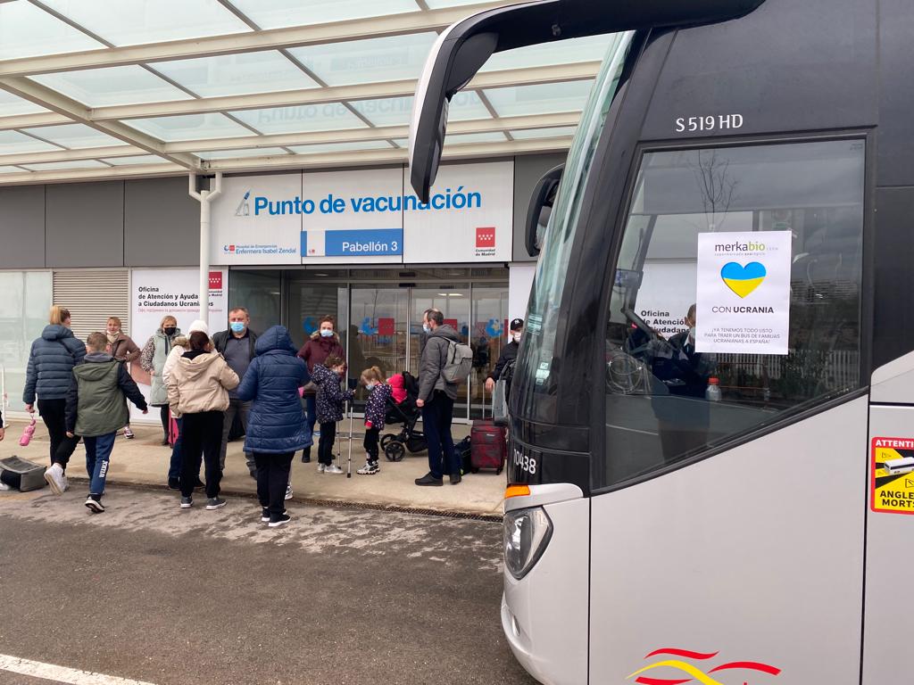 Javier Colino y David de la Riva posan junto a las familias a las que rescataron un año atrás. Ahora tienen una ONG de ayuda a Ucrania y aquellos refugiados han vuelto a Leópolis.