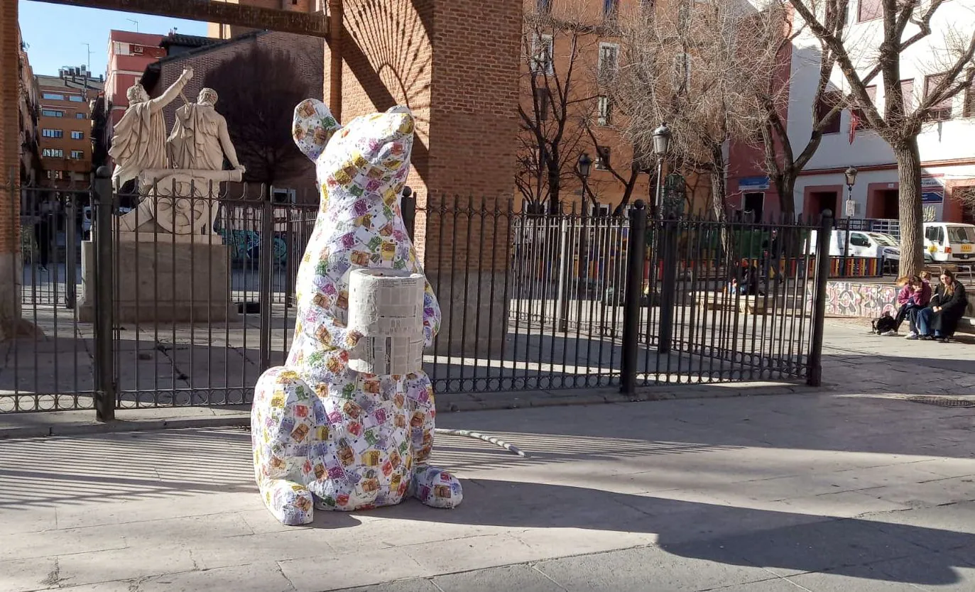 El animal, creado para «provocar e invitar a la reflexión», está forrado de billetes y representa al Ministerio de Igualdad. Fue depositado a primera hora de este viernes en la Plaza 2 de Mayo de Madrir 'esquivando' la presencia policial. El anónimo autor de la obra es reconocido en León por la sorpresiva presencia de su arte en la calle.