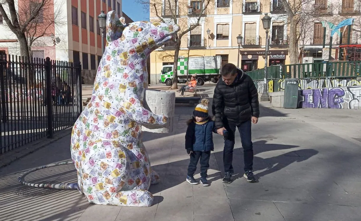 El animal, creado para «provocar e invitar a la reflexión», está forrado de billetes y representa al Ministerio de Igualdad. Fue depositado a primera hora de este viernes en la Plaza 2 de Mayo de Madrir 'esquivando' la presencia policial. El anónimo autor de la obra es reconocido en León por la sorpresiva presencia de su arte en la calle.