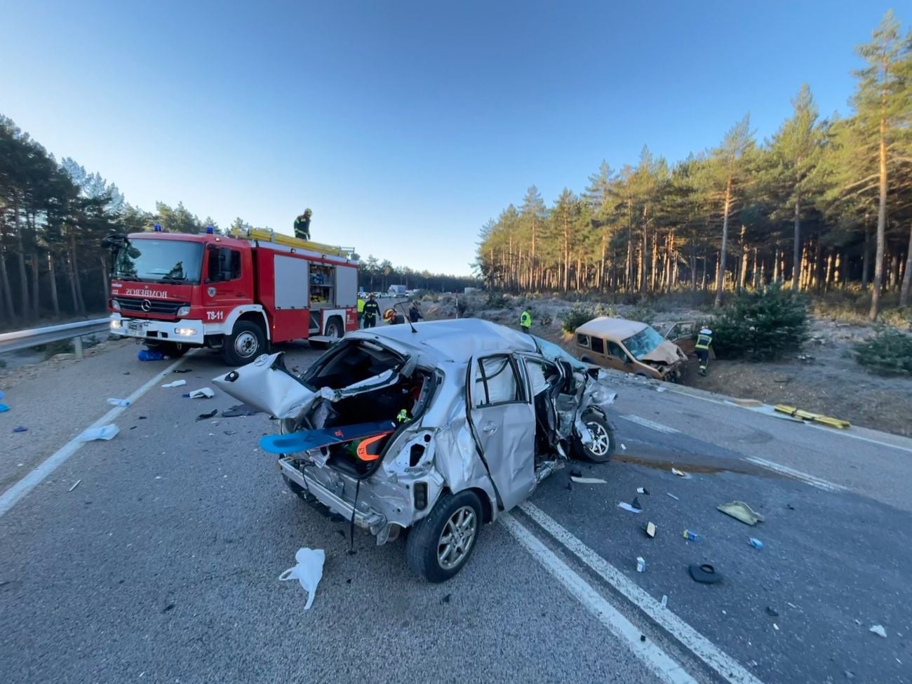 Luto en la localidad leonesa de La Robla. Este viernes ha fallecido en accidente de tráfico el presidente de Cruz Roja en esa localidad, Justo Ferreras Álvarez. El fallecido, de 80 años de edad, regresaba a La Robla después de acudir a León para devolver una silla de ruedas que había sido solicitada por un usuario. Fue en el recorrido cuando perdió la vida en un brutal accidente tras colisionar frontalmente su turismo con una furgoneta. 