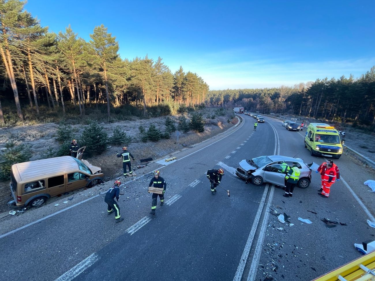 Luto en la localidad leonesa de La Robla. Este viernes ha fallecido en accidente de tráfico el presidente de Cruz Roja en esa localidad, Justo Ferreras Álvarez. El fallecido, de 80 años de edad, regresaba a La Robla después de acudir a León para devolver una silla de ruedas que había sido solicitada por un usuario. Fue en el recorrido cuando perdió la vida en un brutal accidente tras colisionar frontalmente su turismo con una furgoneta. 