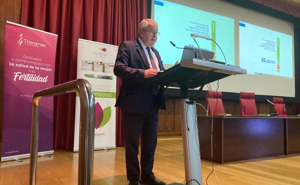 El gerente del Caule durante la reunión en el Hospital de León.