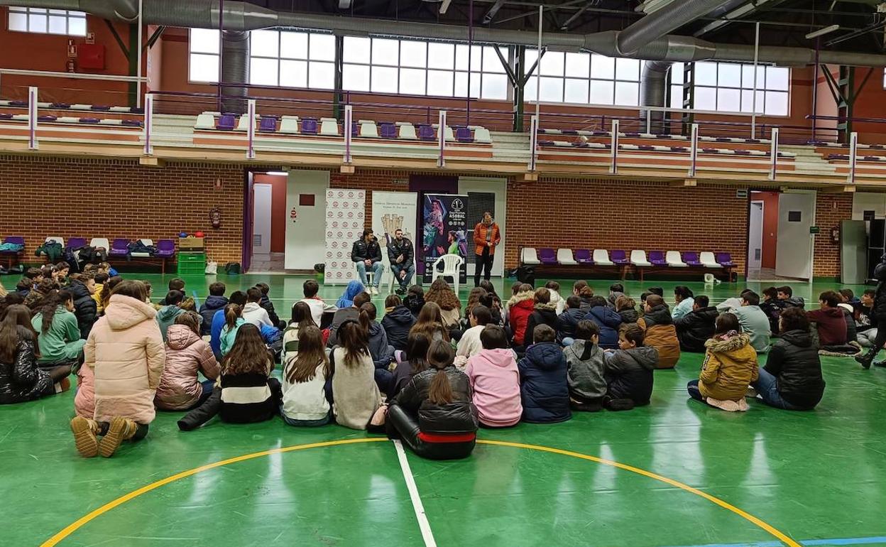 Llos jugadores del Ademar visitaron el Colegio Bernardino Pérez. 