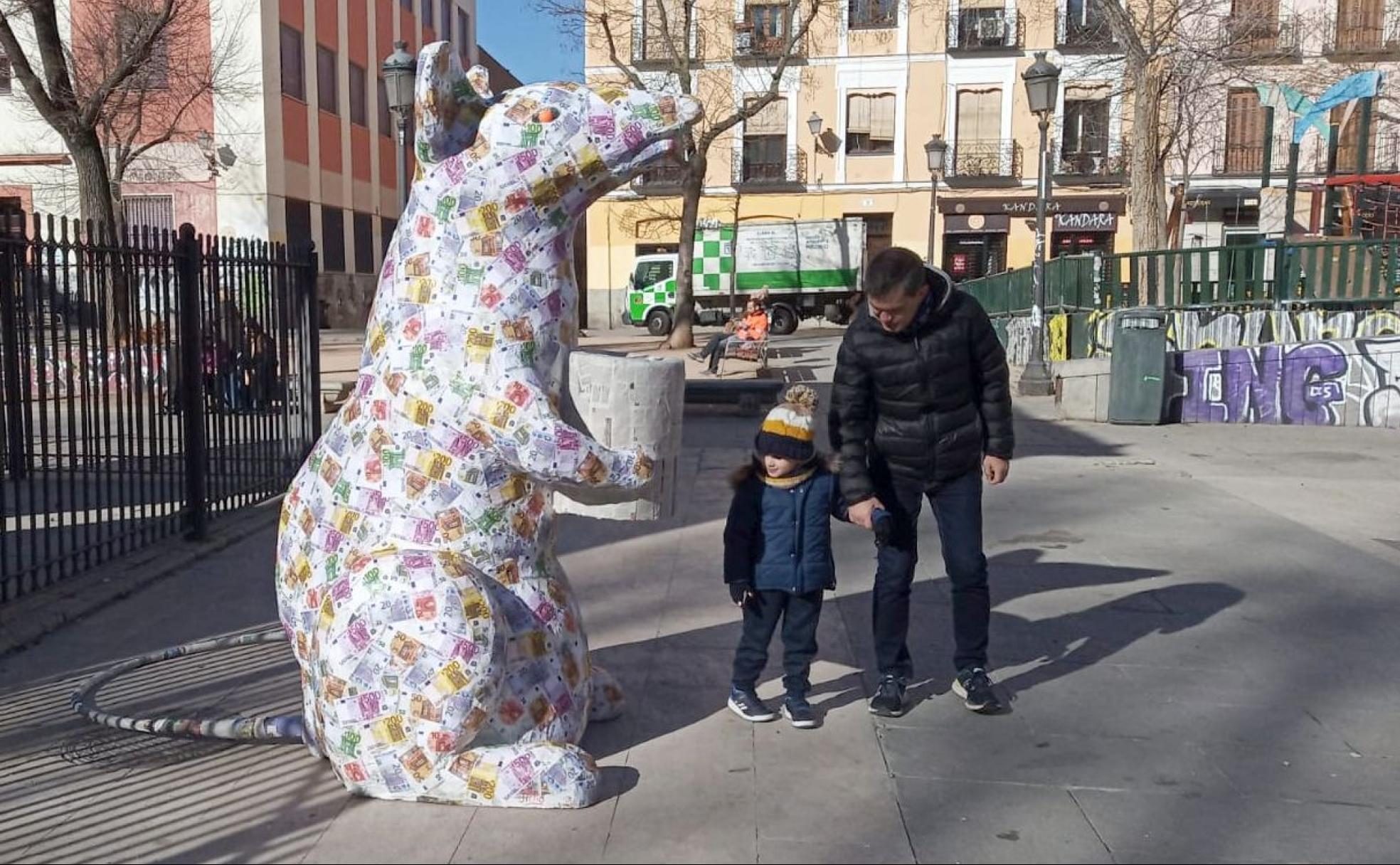 El 'Banksy' de León ha llevado este viernes su arte urbano hasta el corazón de Madrid con una rata gigante.