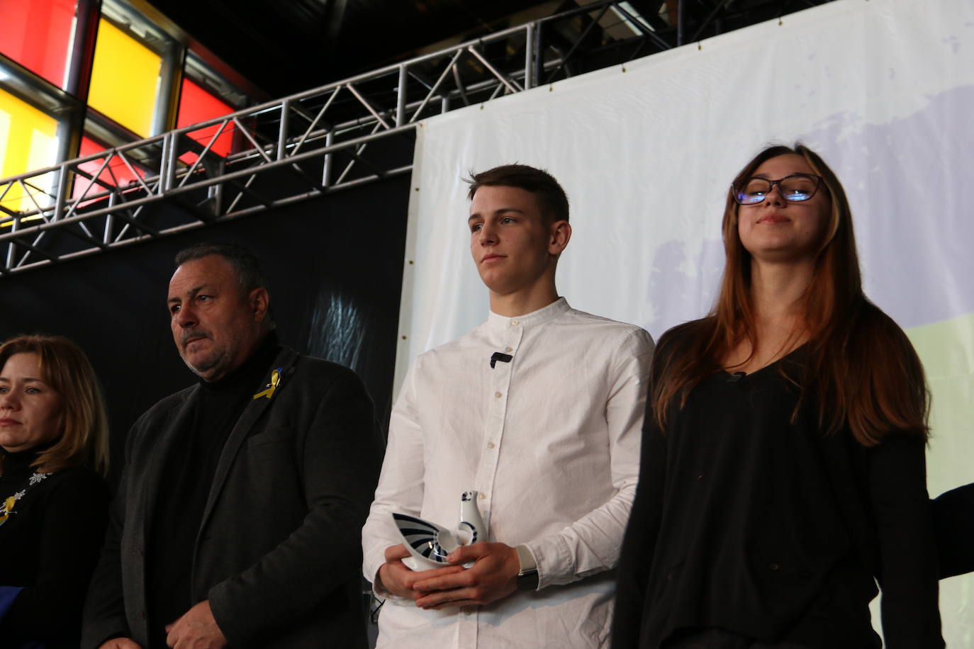 El judoca ucraniano y subcampeón de España senior 2022, Anton Shuhalieiev, refugiado en Valencia desde el comienzo del conflicto, reciben el marco del I Congreso de Municipalismo y Deporte que se celebra en León la 'paloma de la paz'.