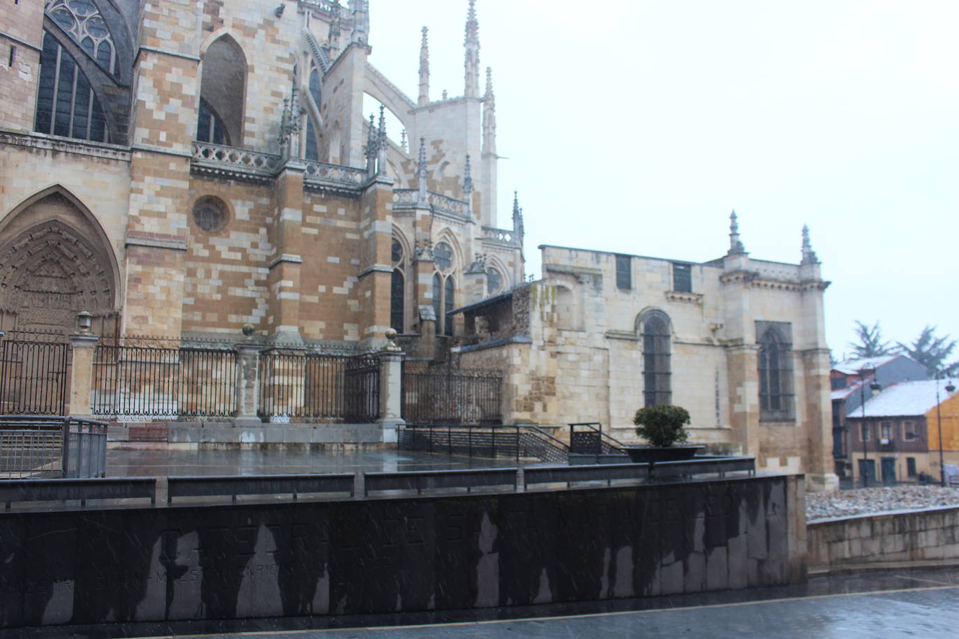 La nieve hace acto de presencia en León capital para despedir febrero. 