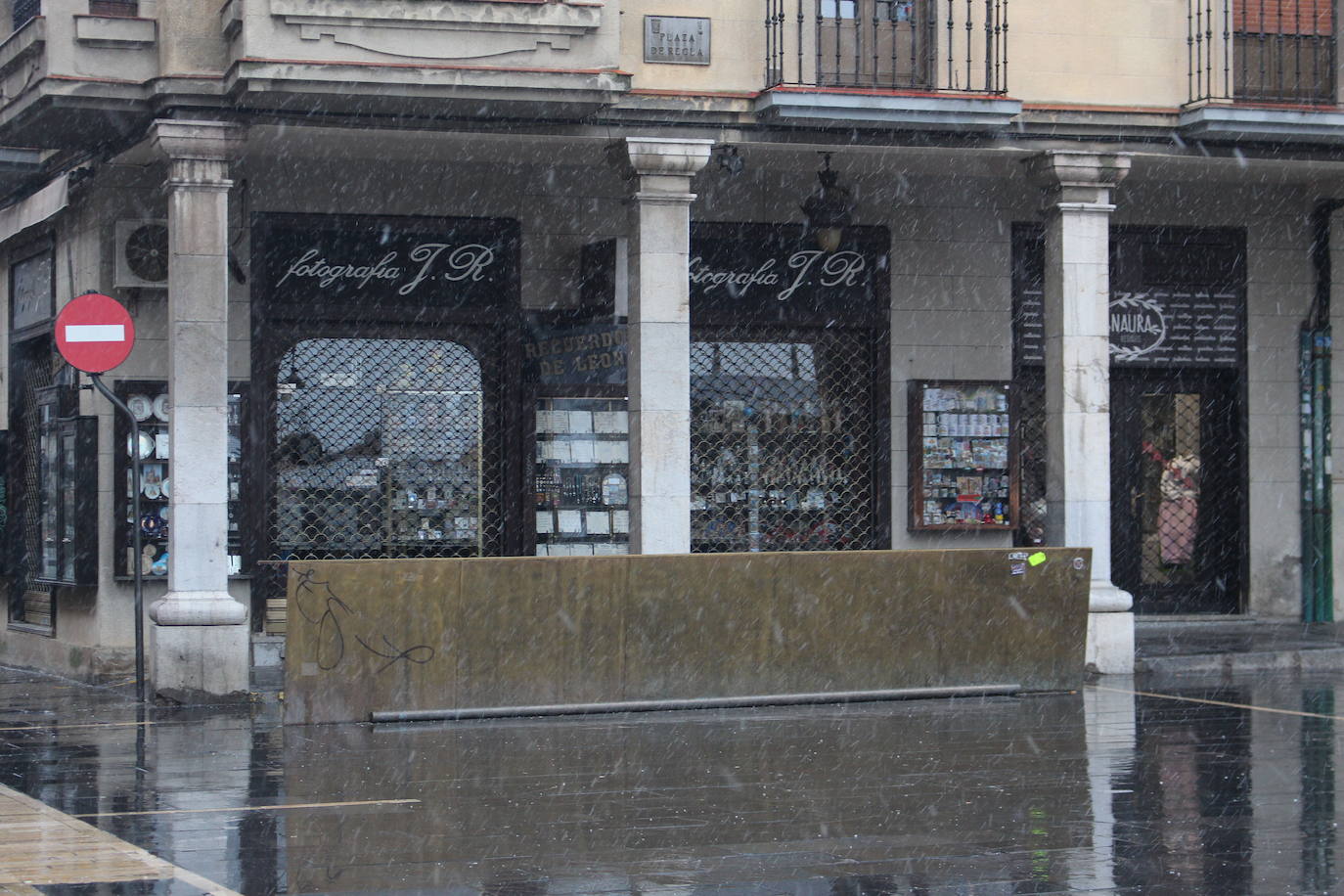 La nieve hace acto de presencia en León capital para despedir febrero. 